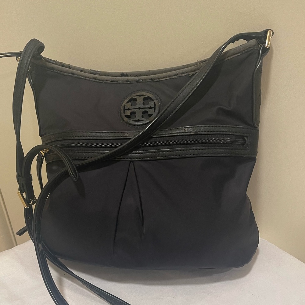 Tory Burch Black nylon crossbody Peeling on logo and around zipper - Picture 5 of 8